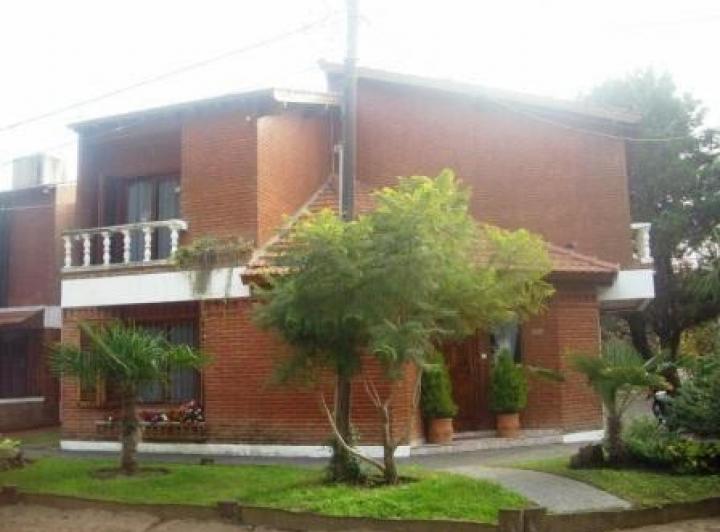 Casa en venta - 3 Dormitorios 2 Baños - Cochera - 180Mts2 - San Bernardo 2