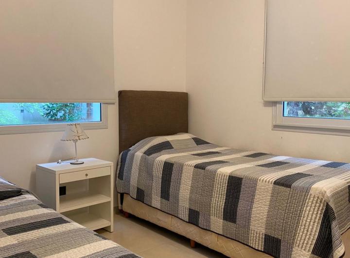 Casa en venta - 5 Dormitorios 4 Baños - Pinamar 2