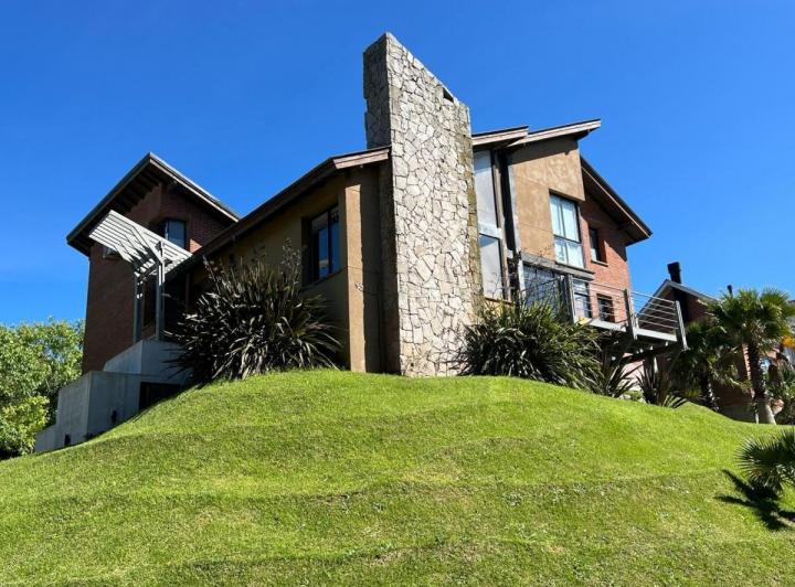 Casa en venta - 4 Dormitorios 3 Baños - Cochera - 1.022Mts2 - Cariló 1