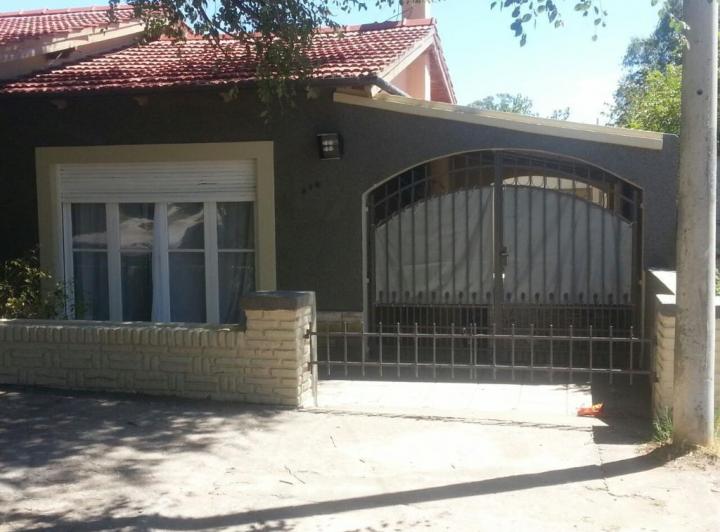 Casa en venta - 3 Dormitorios 2 Baños - Cocheras - 276Mts2 - Monte Hermosa 1
