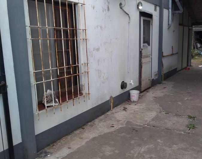 Casa en venta - 3 dormitorios 1 baño - cochera - 90mts2 - Berazategui 3