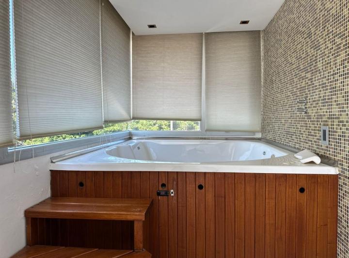 Casa en Venta - 5 Dormitorios 4 Baños - 1059mts2 - Carilo 5