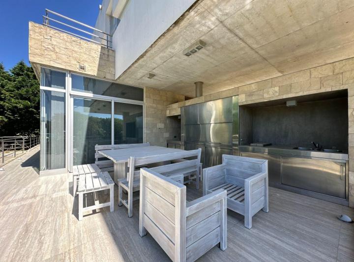 Casa en Venta - 5 Dormitorios 4 Baños - 1059mts2 - Carilo 2