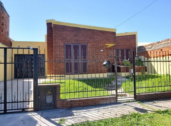 Casa en venta - 2 Dormitorios 1 Baño - San Nicolas de los Arroyos 3