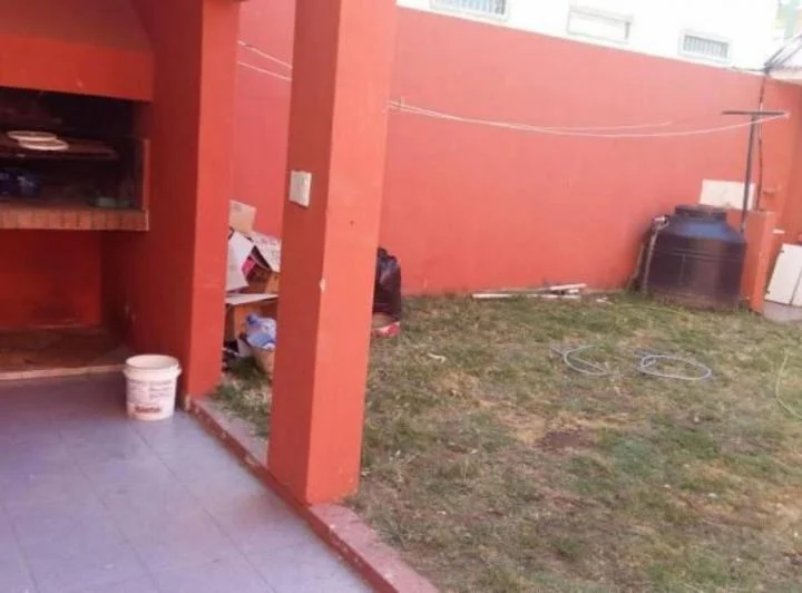 Casas en venta - 5 Dormitorios 2 Baños - Necochea 3