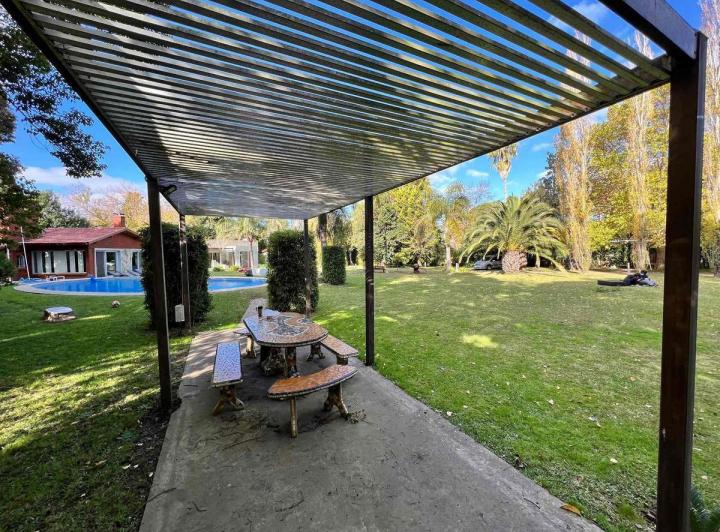 Casa en alquiler temporal - 4 dormitorios 4 baños - pileta y parque- Ezeiza 2