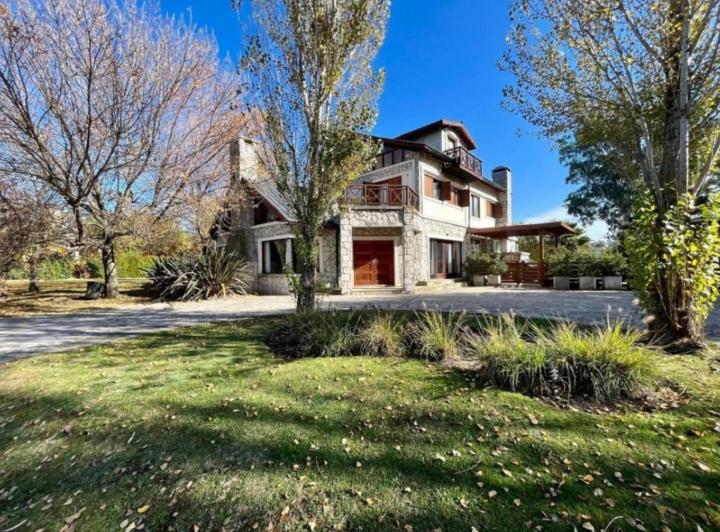 Casa en alquiler - 5 Dormitorios 3 Baños - 1.000Mts2 - Mar del Plata 1