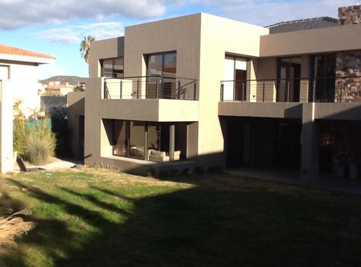 Casa en alquiler - 4 Dormitorios 6 Baños - Cocheras - 1.224Mts2 - Godoy Cruz 2