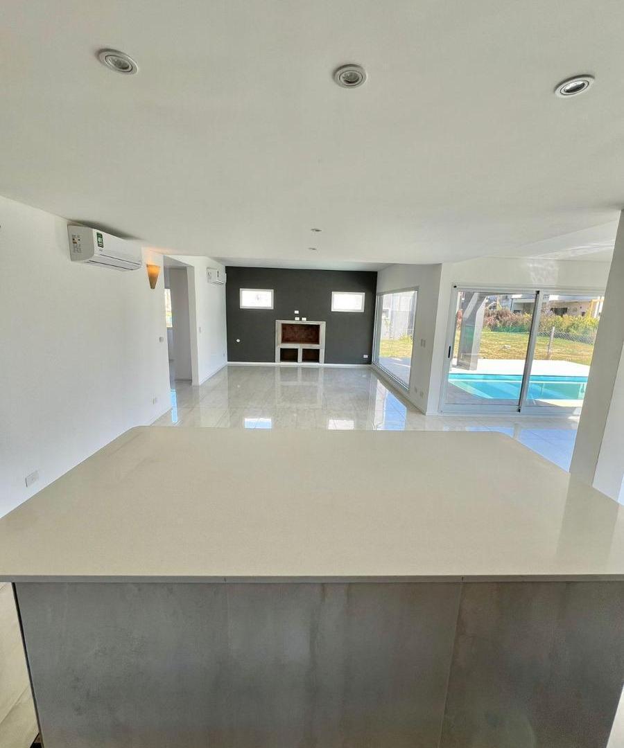 Foto de Casa en venta - 4 Dormitorios 4 Baños - Cochera - 500Mts2 - Pilar, imagen 3
