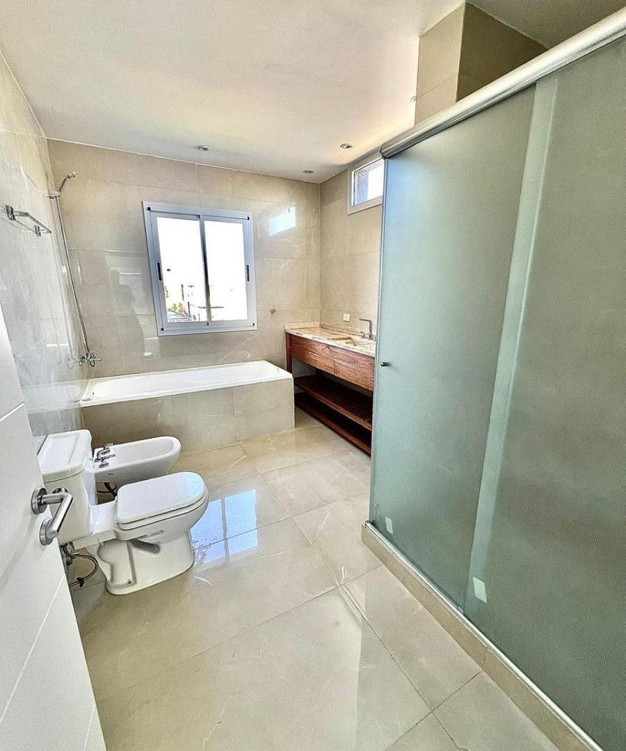 Foto de Casa en venta - 4 Dormitorios 4 Baños - Cochera - 500Mts2 - Pilar, imagen 2