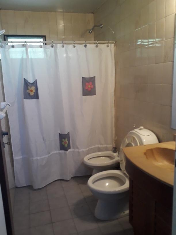 Casa en venta - 4 dormitorios 2 baños - patio y parrilla - 180mts2 - Quilmes Oeste