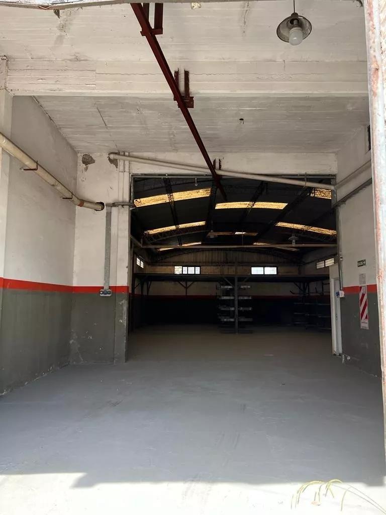Depósito en venta - 2 Baños - Cochera - 320Mts2 - Ituzaingó