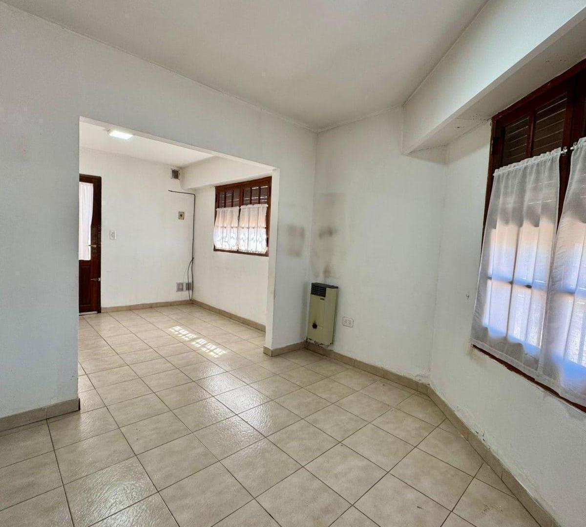 Casa en venta - 2 Dormitorios 1 Baño - 59mts2 - Chivilcoy
