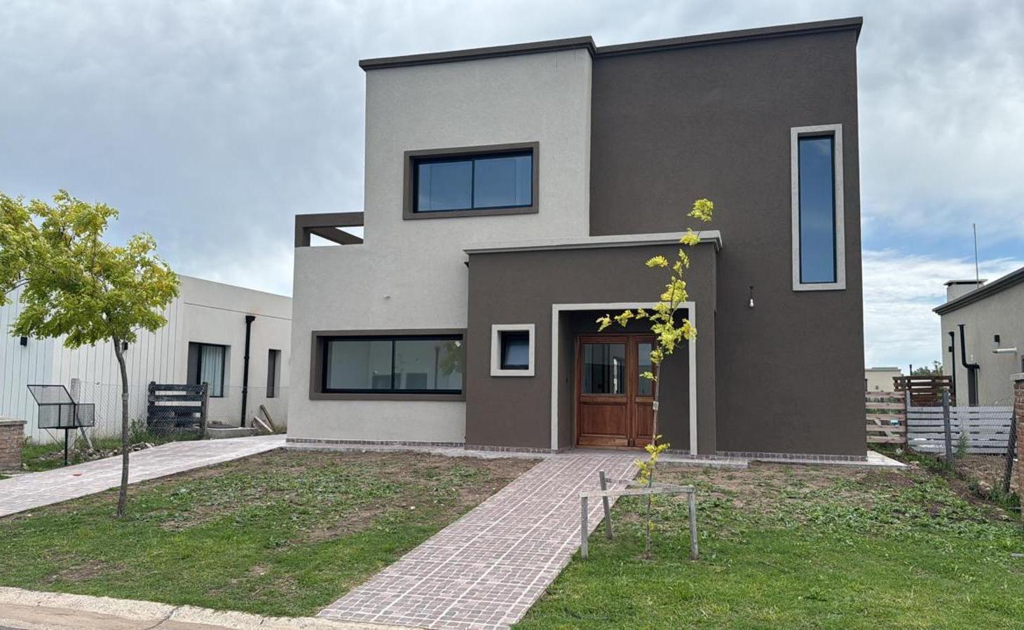 Casa en venta - 4 Dormitorios 3 Baños - Pilar