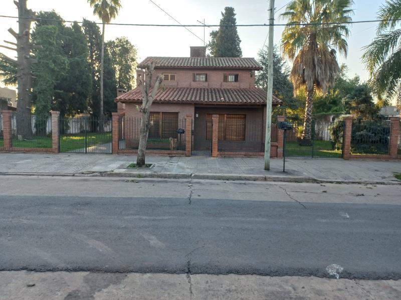 Casa en venta - 3 Dormitorios 2 Baños - Cochera - 1.600Mts2 - Esteban Echeverría
