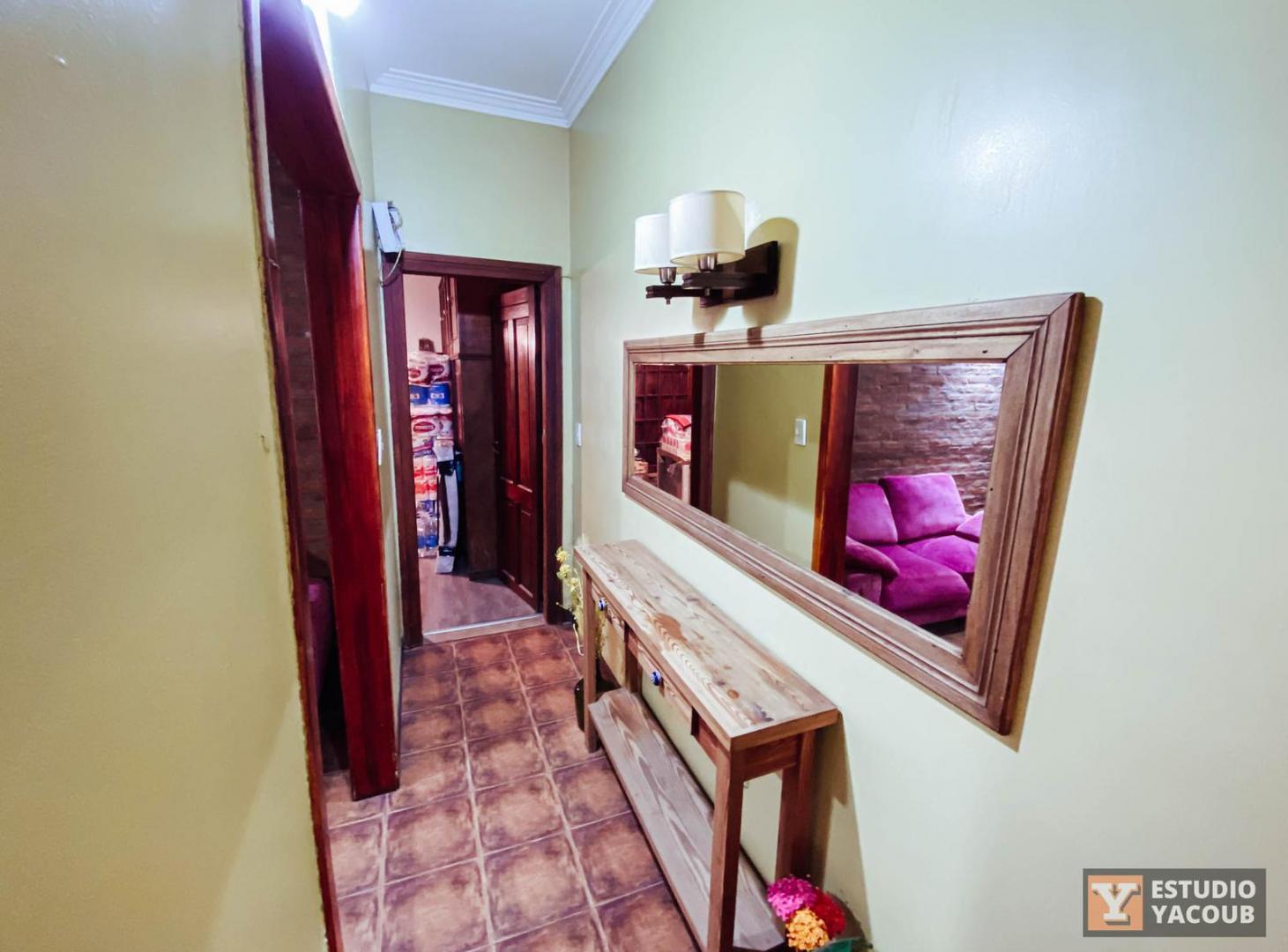 Casa en venta - 2 Dormitorios 1 Baño - Cochera - San Carlos, La Plata