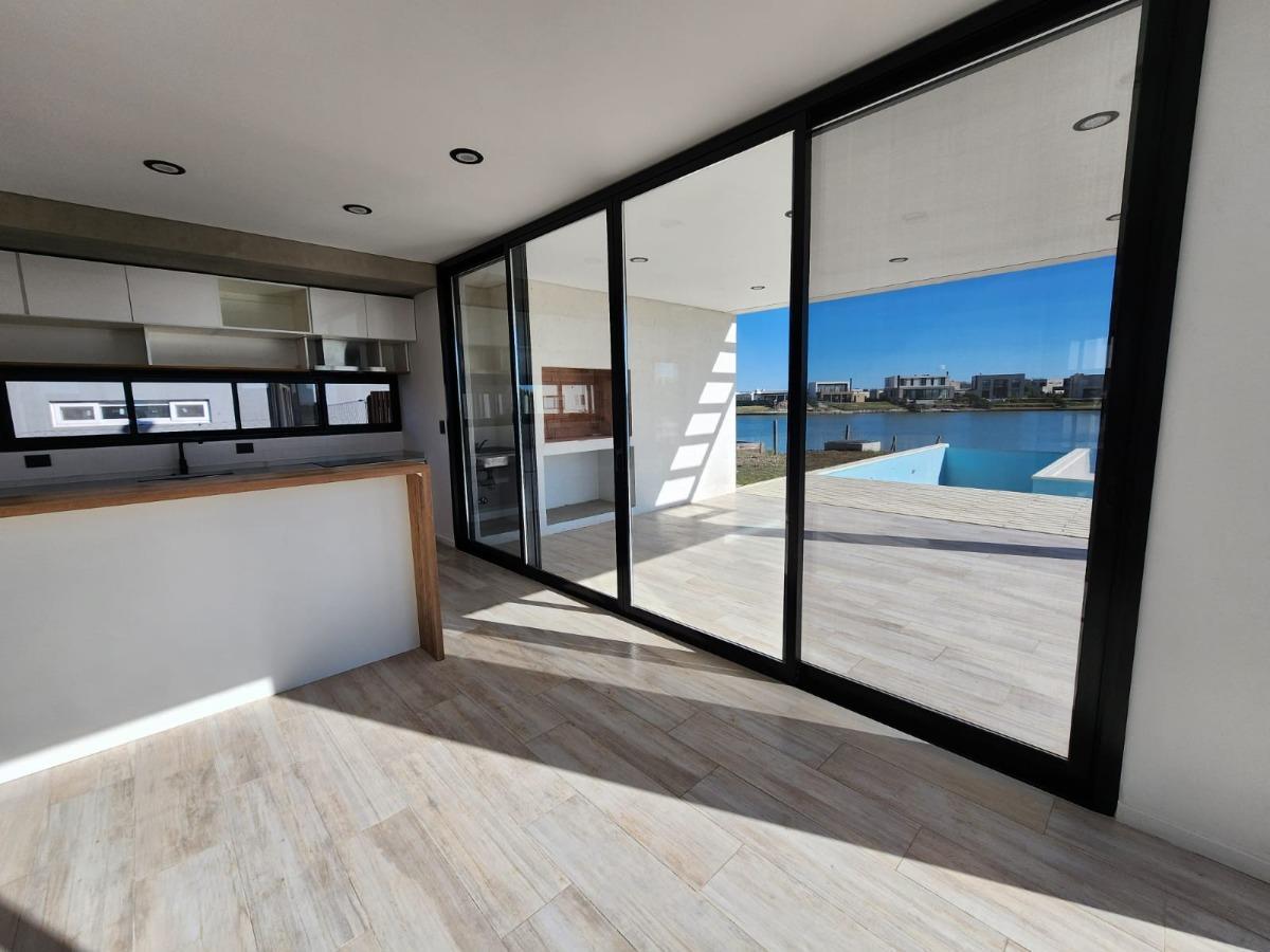 Casa en venta - 4 Dormitorios 3 Baños - 900mts2 - Escobar