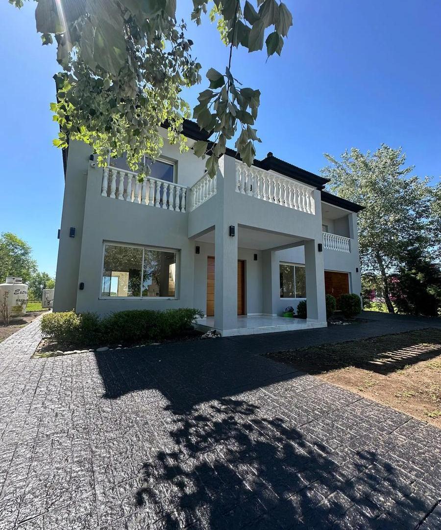 Casa en venta - 3 Dormitorios 5 Baños - 1.200Mts2 - Cañuelas