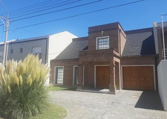 Casa en venta - 4 Dormitorios 3 Baños 2 Cocheras - 350Mts2 - Bahía Blanca