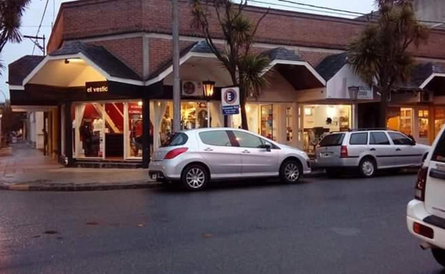 Locales en venta - 6 Locales 2 Baños - 250Mts2 - Necochea
