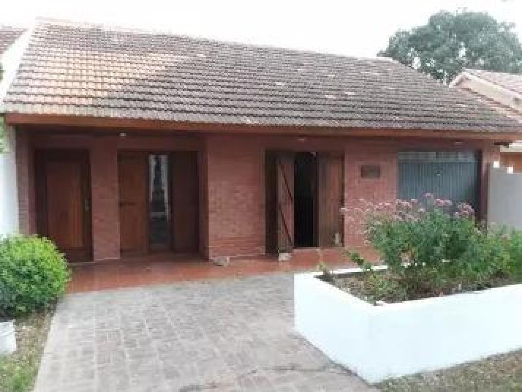 Casa en venta - 3 Dormitorios 2 Baños - Cochera -380Mts2 - Santa Clara del Mar