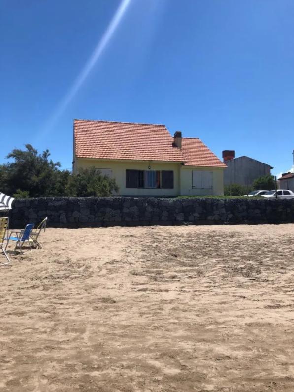 Casa venta - 4 dormitorios 2 baños - 1700mts2 totales - 120mts2 cubiertos - Mar Del Tuyu