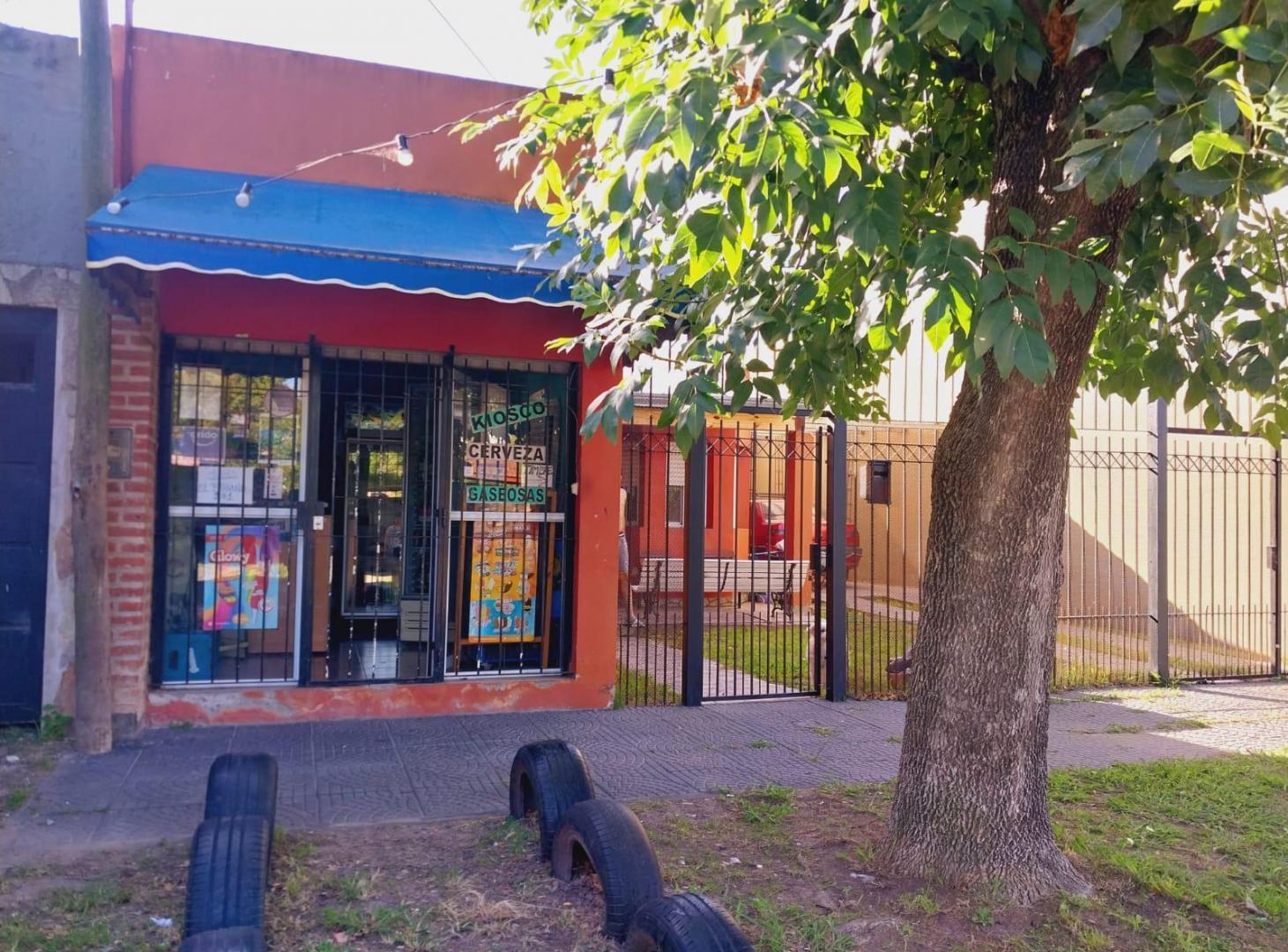 Casa en venta - 3 Dormitorios 1 Baño - Local - Cochera - Lisandro Olmos, La Plata