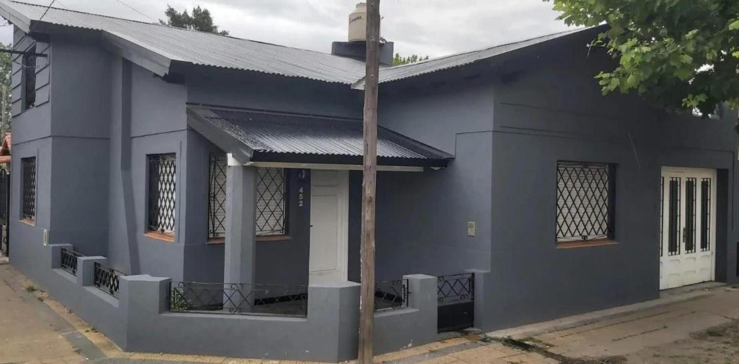 Casa en venta - 3 dormitorios, 1 baño - 124mts2 sobre lote de 155mts2 - Ensenada