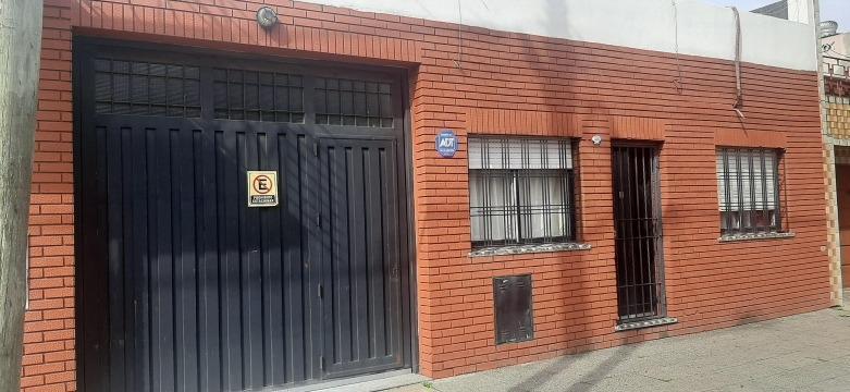 Casa en venta - 3 Dormitorios 2 Baños 1 Cochera - 200Mts2 - Lomas del Mirador, La Matanza