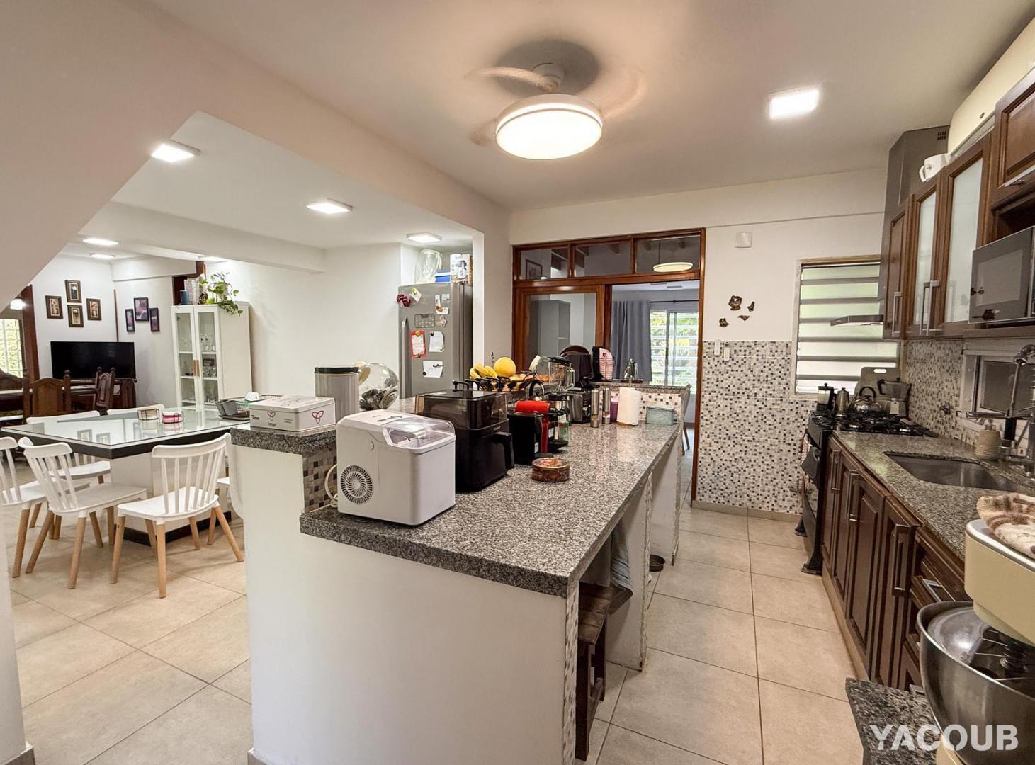 Foto de Casas en venta - 5 Dormitorios 6 Baños - Cocheras - 2.600Mts2 - Lisandro Olmos, La Plata, imagen 2