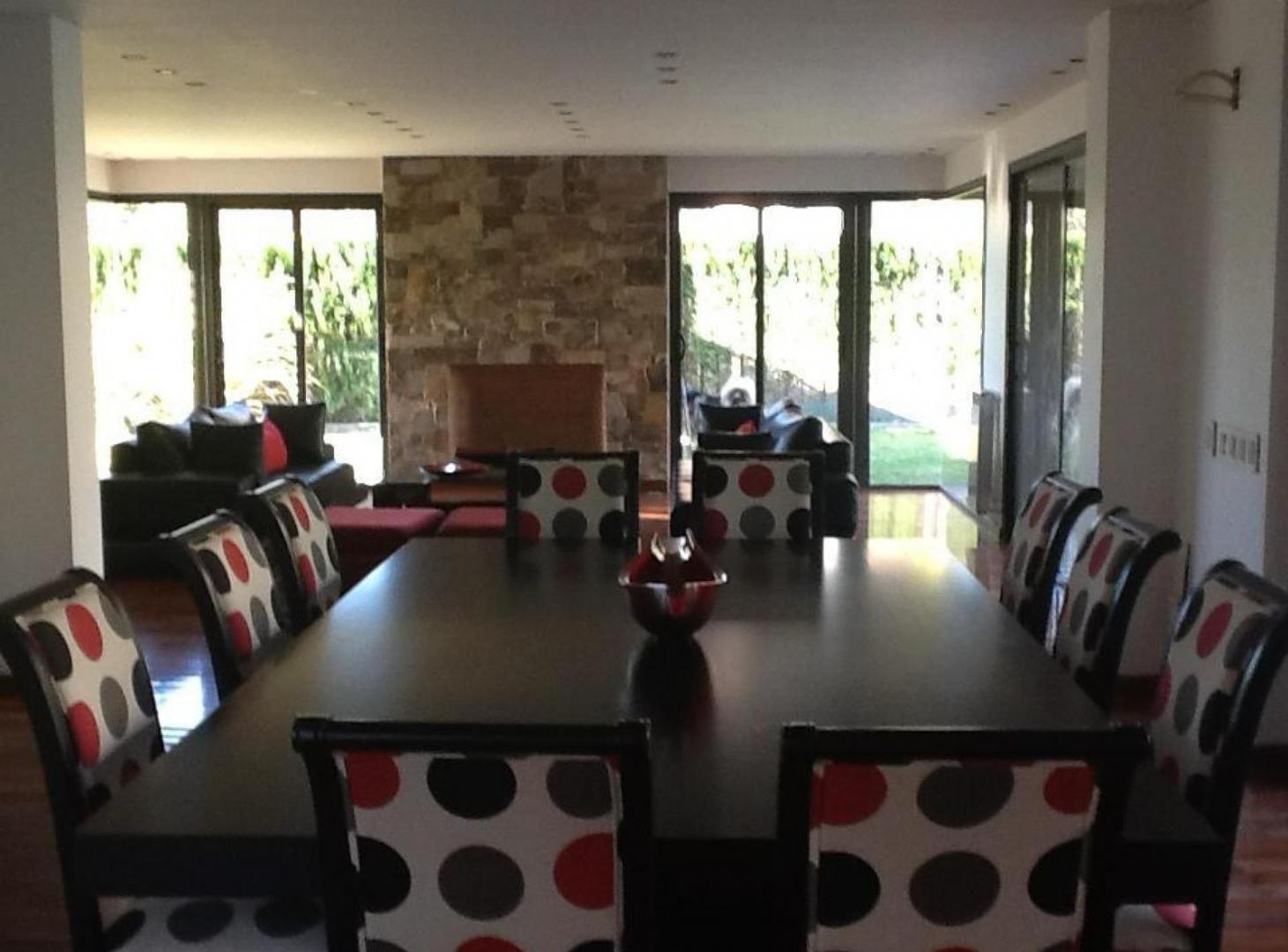 Casa en venta - 4 Dormitorios 6 Baños - Cocheras - 1.224Mts2 - Godoy Cruz
