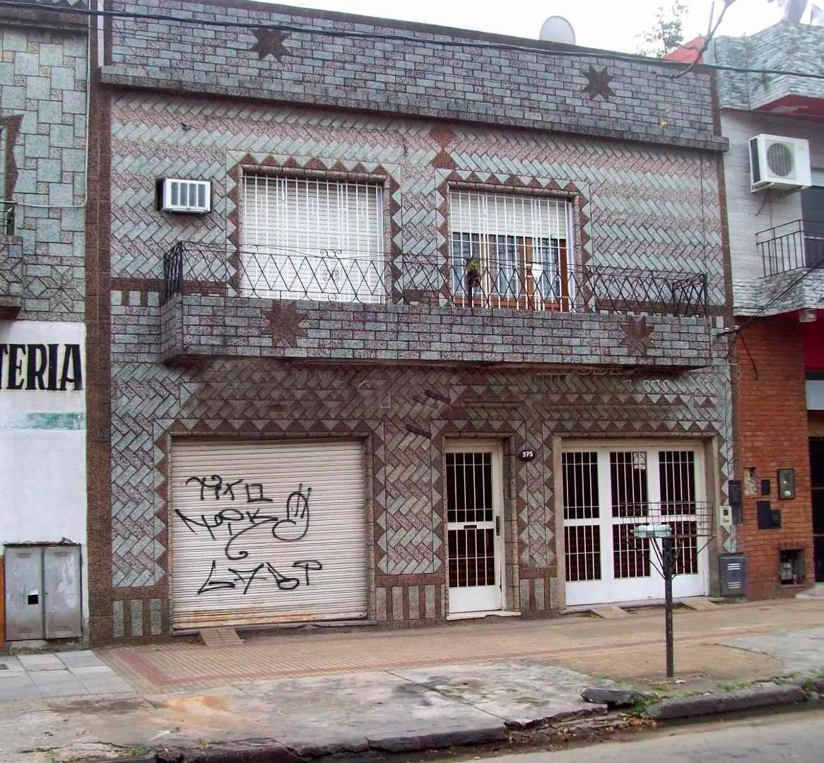 Casa en venta - 2 Dormitorios 2 Baños - Cochera - 200Mts2 - Lanús