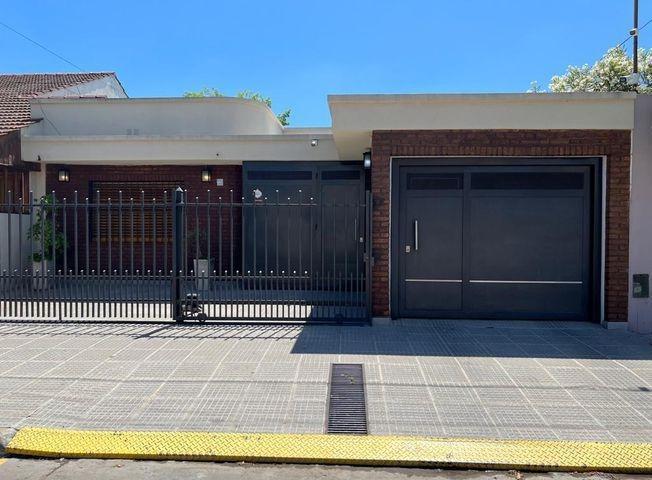 Casa en venta - 3 dormitorios 2 baños 1 toilette- parrilla pileta - 345 mts2 - Lujan