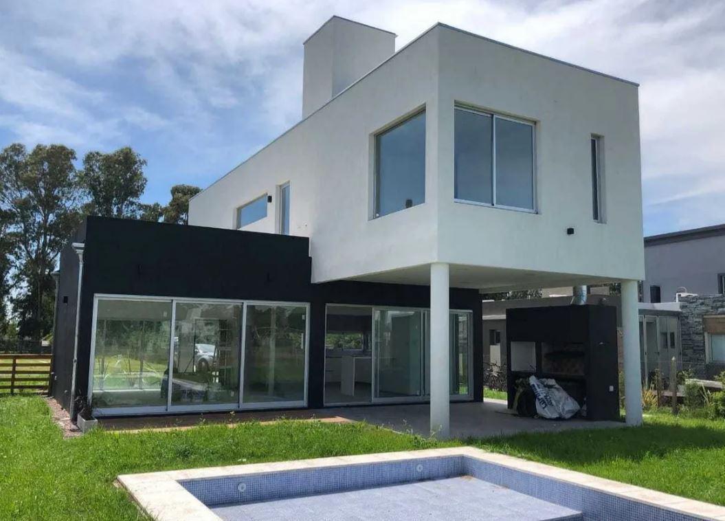 Casa en venta - 3 dormitorios 3 baños - cocheras - 200 mts2 - Guillermo E. Hudson