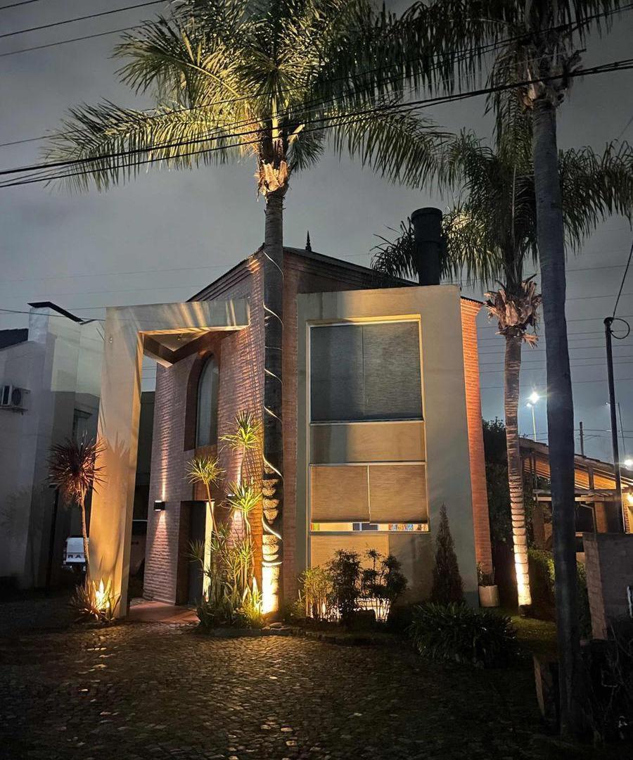 Casa en venta - 3 Dormitorios 3 Baños - Cochera - 300Mts2 - Champagnat, Pilar