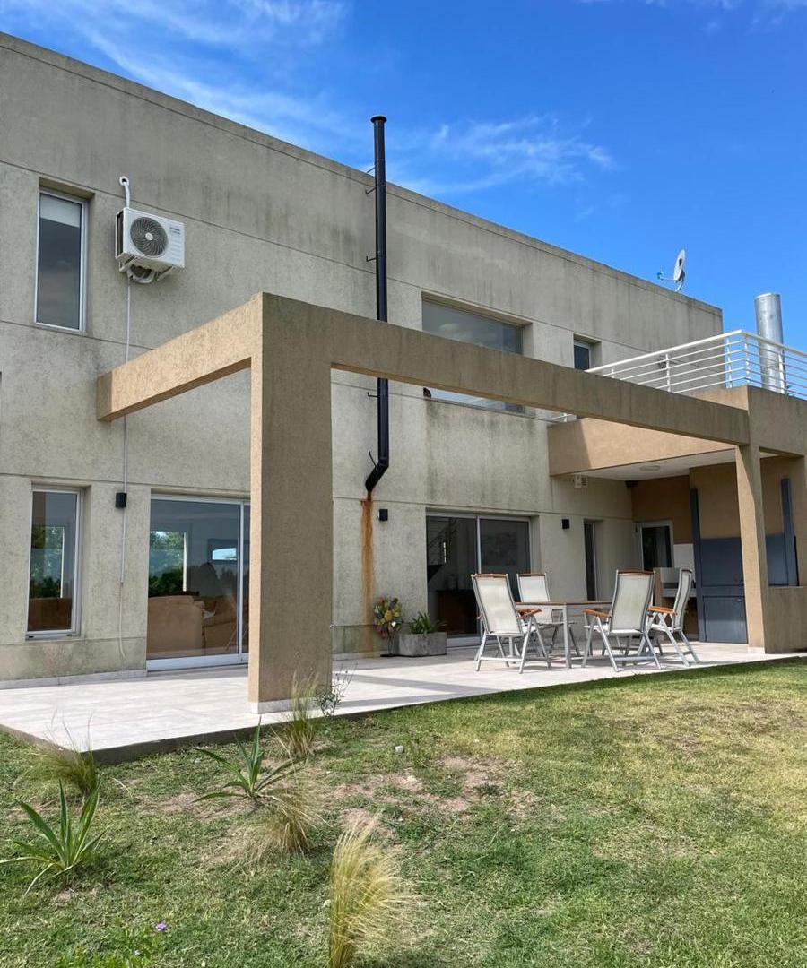 Casa en venta - 4 Dormitorios 3 Baños - San Miguel del Monte