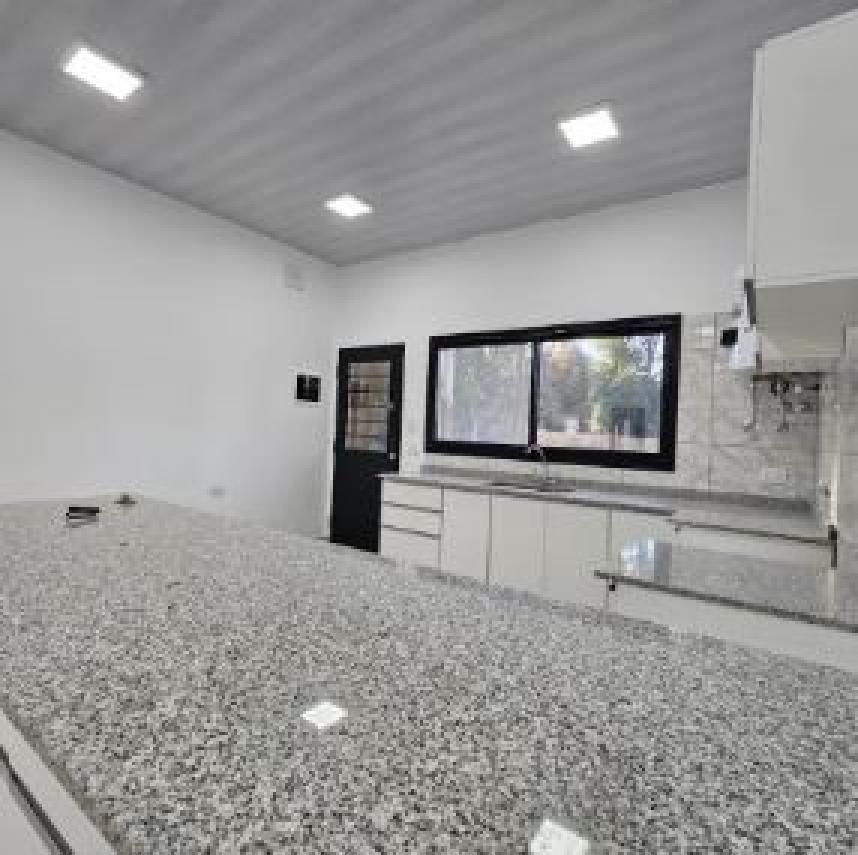 Foto de Casa en venta - 2 Dormitorios 2 Baños - Berazategui, imagen 3