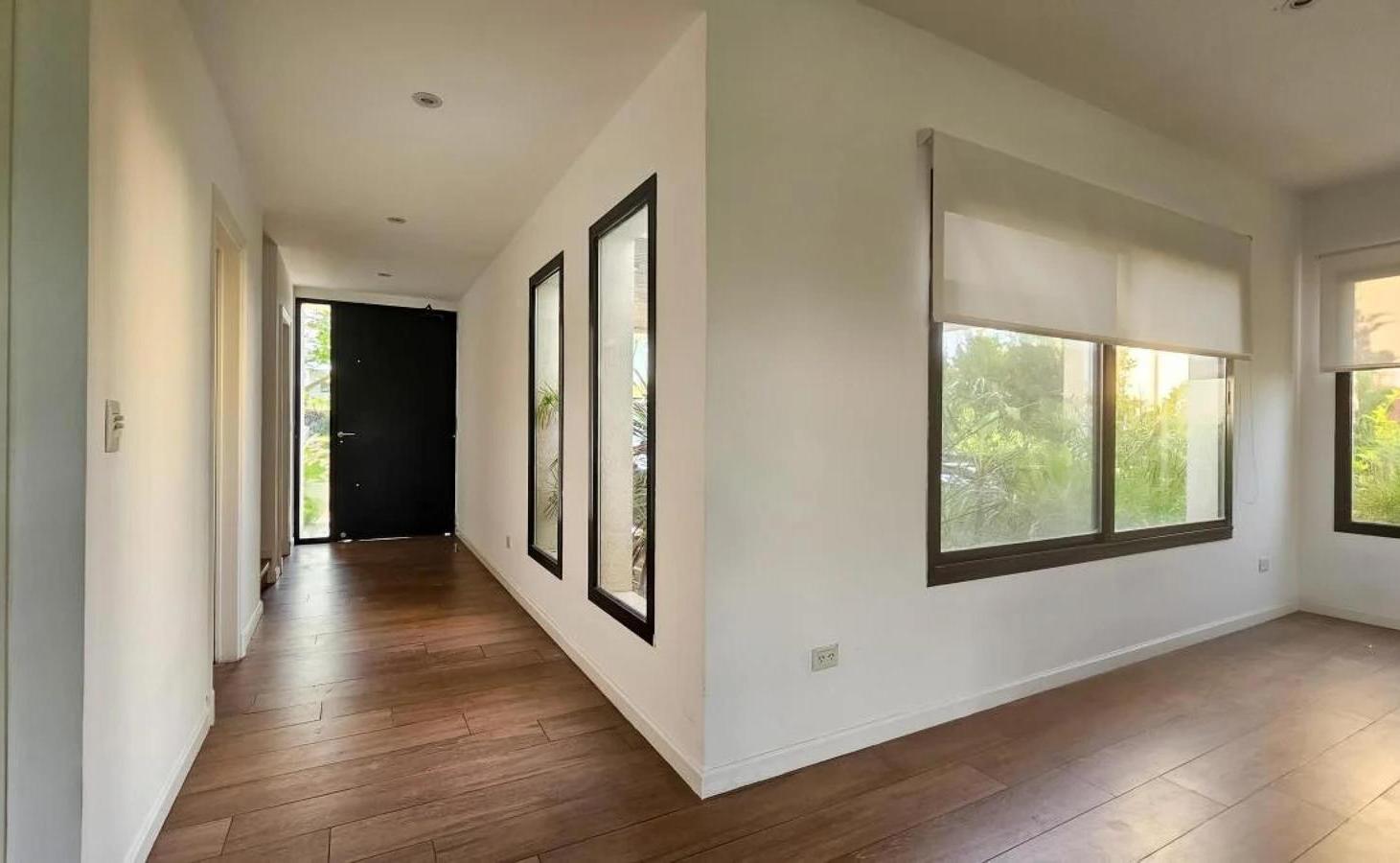 Casa en venta - 5 Dormitorios 4 Baños - Escobar