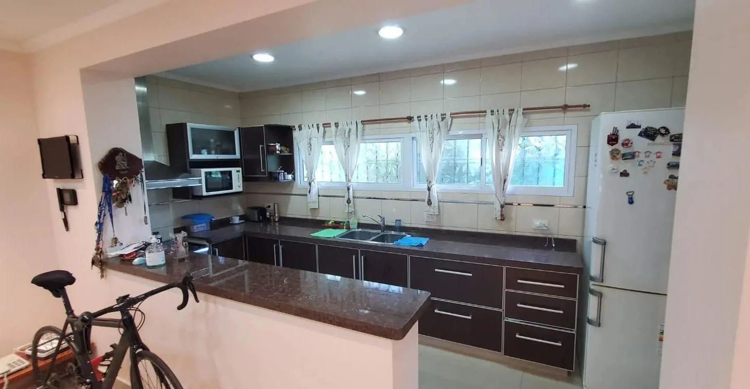 Foto de Casa en venta - 3 Dormitorios 4 Baños - 310mts2 - Guernica, imagen 4