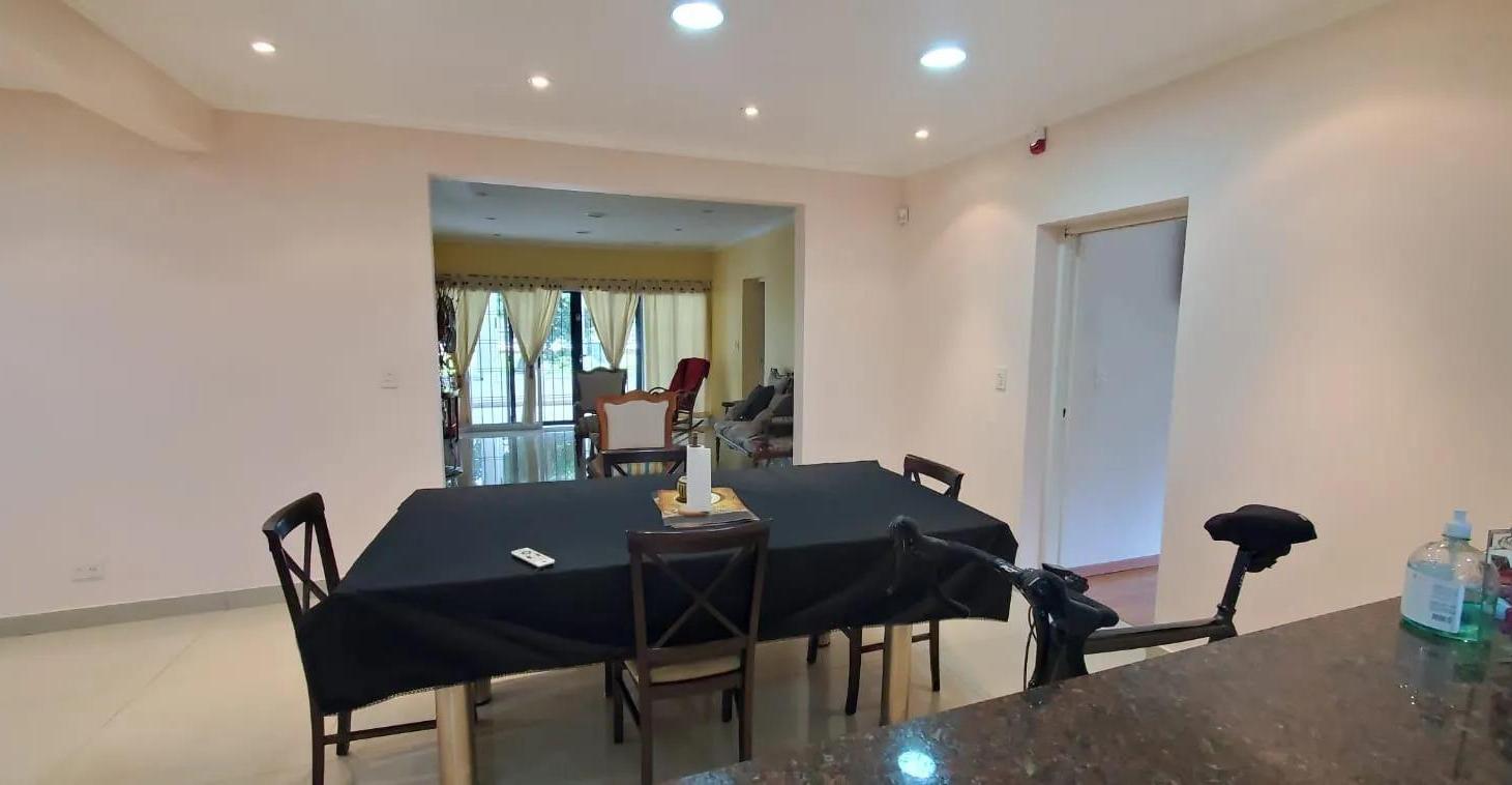 Casa en venta - 3 Dormitorios 4 Baños - 310mts2 - Guernica