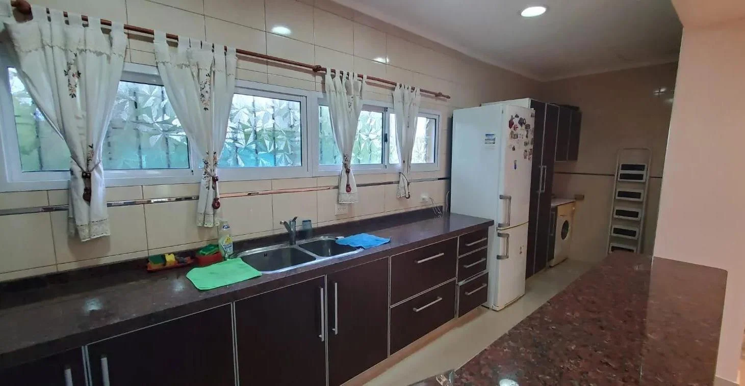 Foto de Casa en venta - 3 Dormitorios 4 Baños - 310mts2 - Guernica, imagen 3