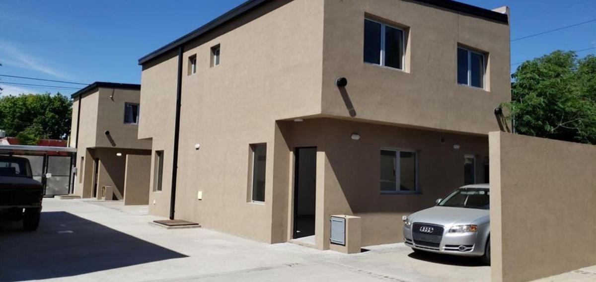 Dúplex en venta - 2 Dormitorios 2 Baños 1 Cochera - 90mts2 - Los Hornos [FINANCIADO]