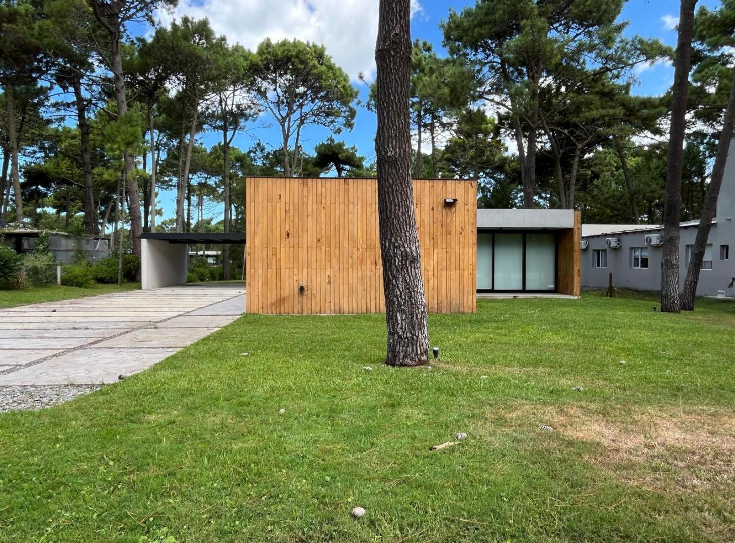 Casa en venta - 4 Dormitorios 3 Baños - Pinamar