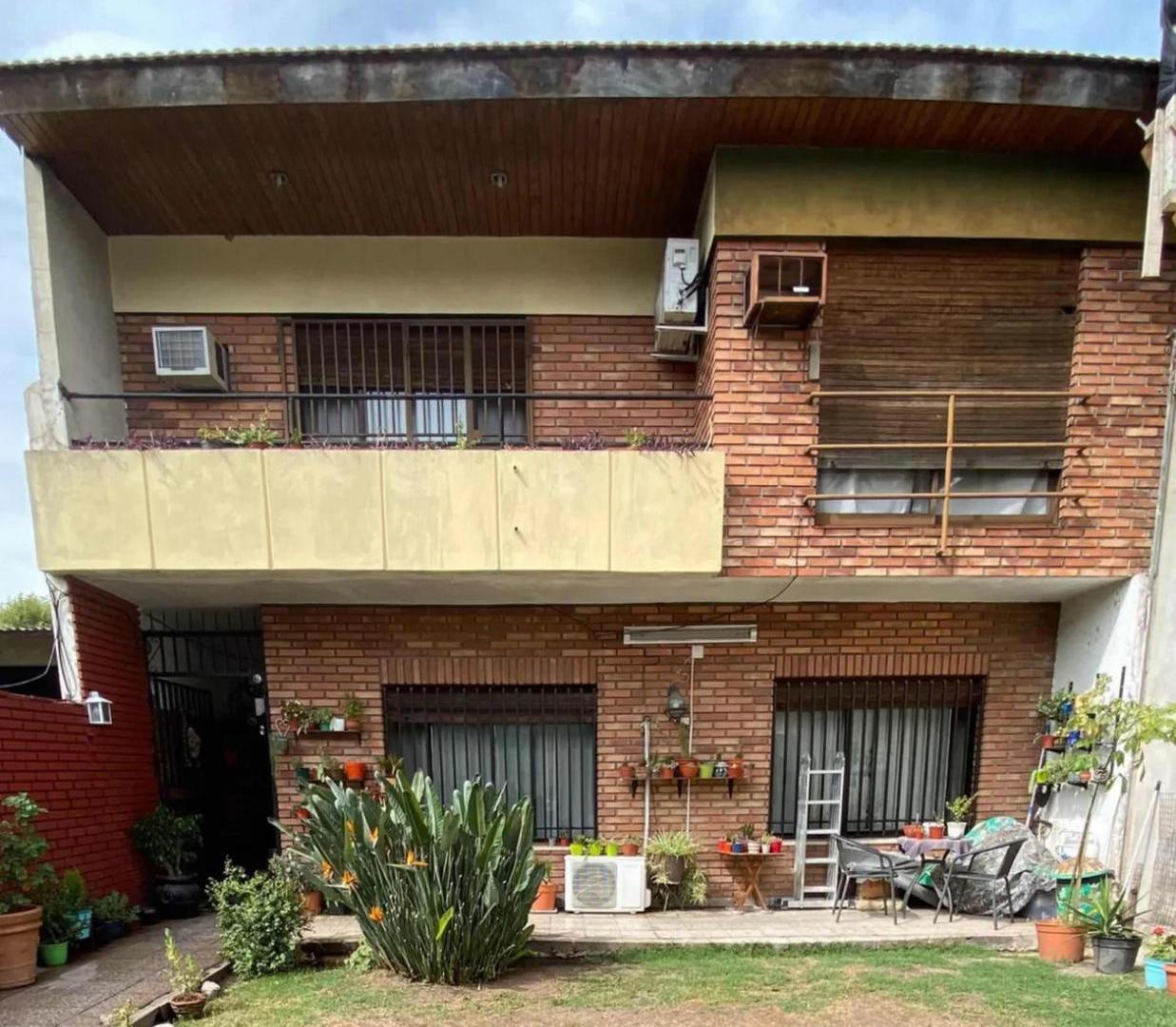 PH en venta - 5 Dormitorios 2 Baños - Mataderos