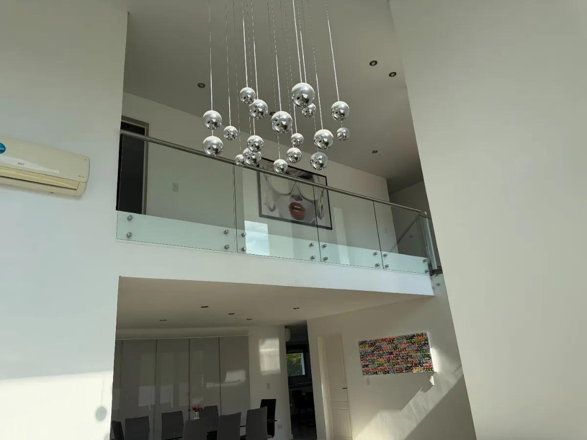 Foto de Casa en venta - 4 Dormitorios 5 Baños - 800mts2 - Berazategui, imagen 2
