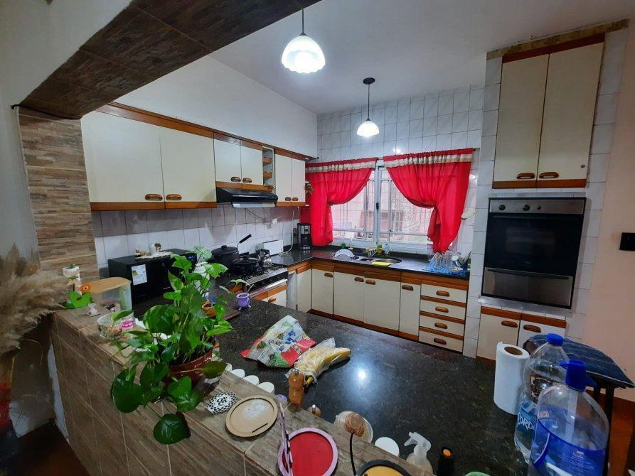 Foto de Casa en venta - 4 Dormitorios 3 Baños - Cochera - 410Mts2 - Lanús Oeste, imagen 5