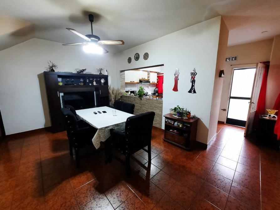 Foto de Casa en venta - 4 Dormitorios 3 Baños - Cochera - 410Mts2 - Lanús Oeste, imagen 3