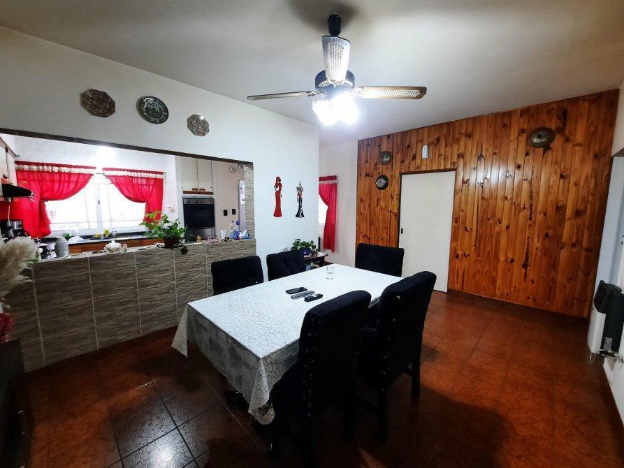 Foto de Casa en venta - 4 Dormitorios 3 Baños - Cochera - 410Mts2 - Lanús Oeste, imagen 4