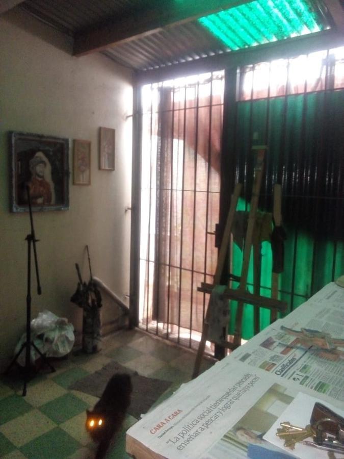 Casa en venta - 2 dormitorios 1 baño 1 cochera - Local al frente - 240mts2 totales - La Plata