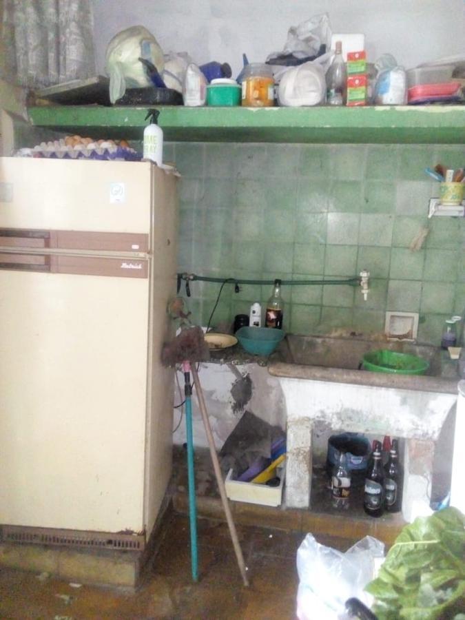 Casa en venta - 2 dormitorios 1 baño 1 cochera - Local al frente - 240mts2 totales - La Plata